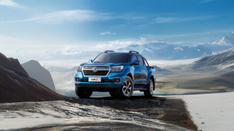 Patikimas visureigis Dongfeng DF6 kalnų fone